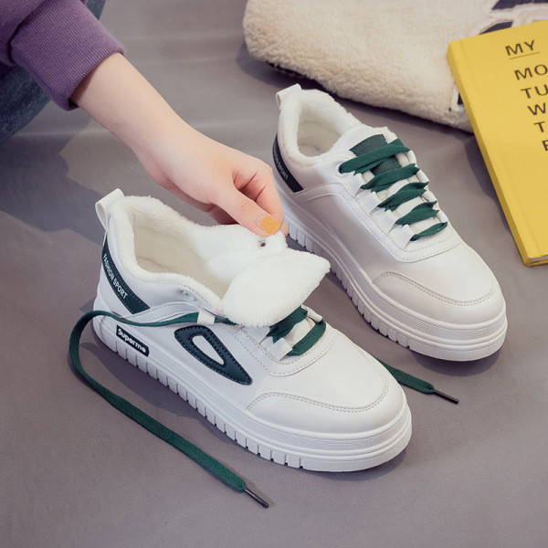 Ženske tenisice u bijeloj boji i vezicama primjerene za proljeće