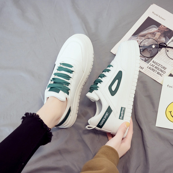 Ženske tenisice u bijeloj boji i vezicama primjerene za proljeće