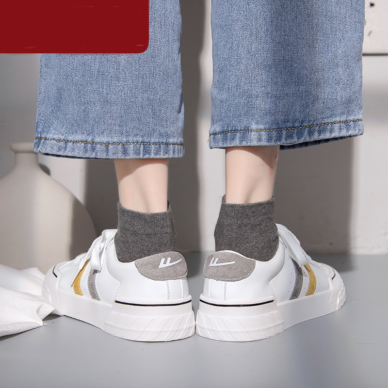 Ležerne ženske kožne tenisice i kravate