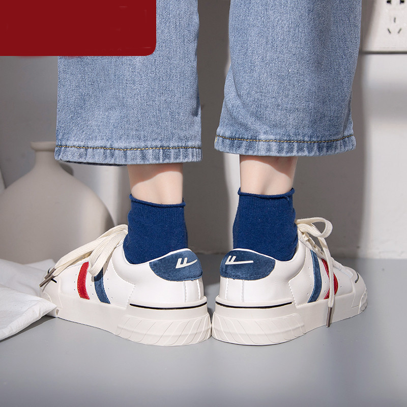 Ležerne ženske kožne tenisice i kravate