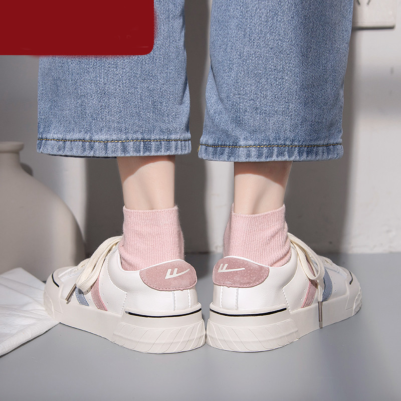 Ležerne ženske kožne tenisice i kravate