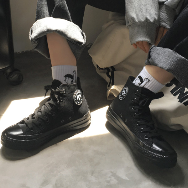 Moteriški laisvalaikio sportbačiai su raišteliais juodos spalvos