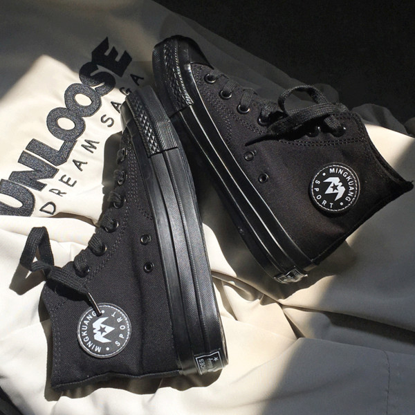 Moteriški laisvalaikio sportbačiai su raišteliais juodos spalvos