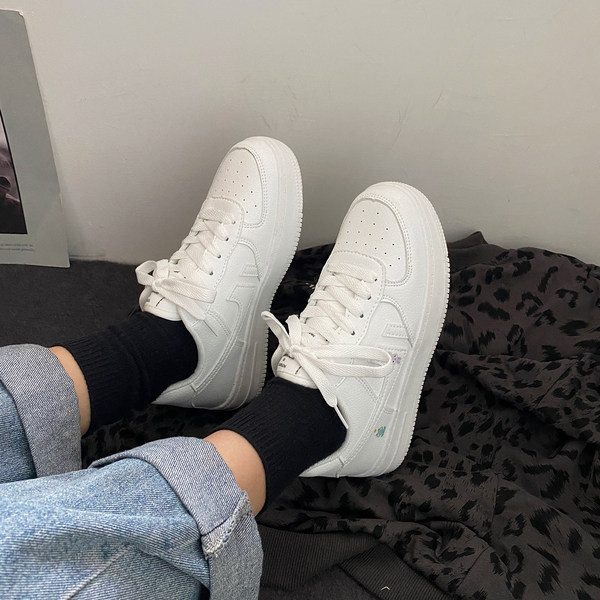 Ženske tenisice bijele boje s vezicama i ravnim potplatom