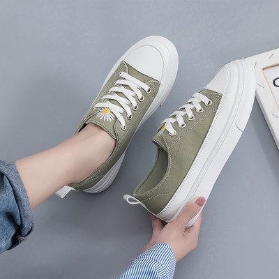 Naiste vabaaja tossud - lameda talla ja paeltega