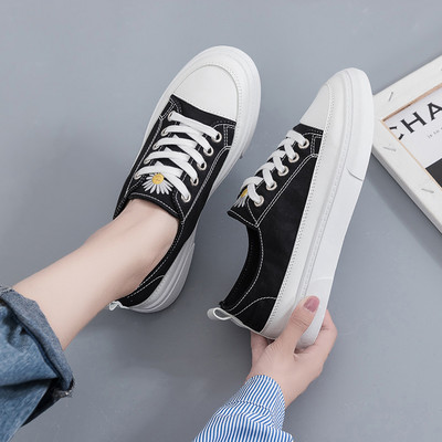 Naiste vabaaja tossud - lameda talla ja paeltega