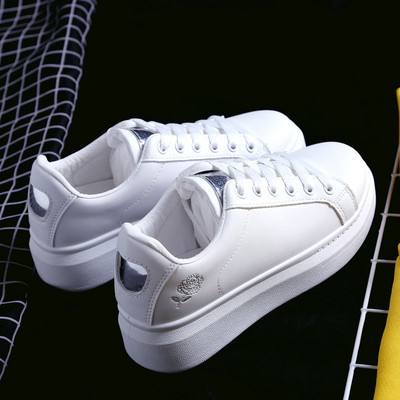 Modernas sieviešu ādas kedas ar izšūtu rozi