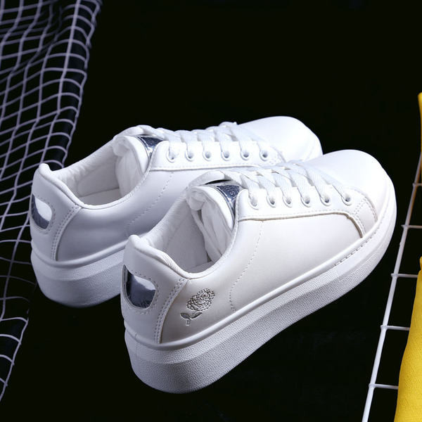 Modernas sieviešu ādas kedas ar izšūtu rozi