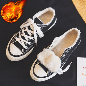 Laisvalaikiai moteriški sportbačiai lygiais padais – du modeliai