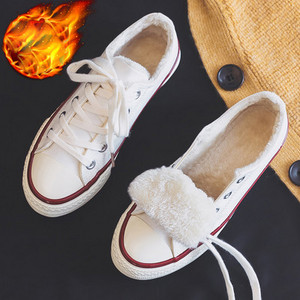 Laisvalaikiai moteriški sportbačiai lygiais padais – du modeliai