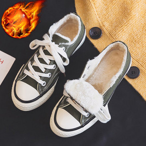 Laisvalaikiai moteriški sportbačiai lygiais padais – du modeliai