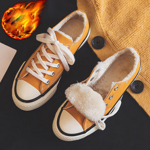 Laisvalaikiai moteriški sportbačiai lygiais padais – du modeliai