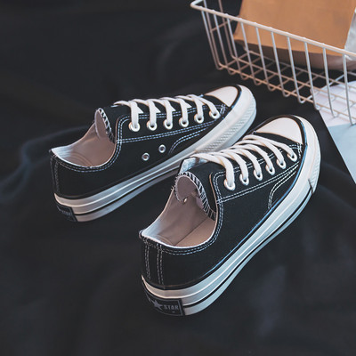 Laisvalaikiai moteriški sportbačiai lygiais padais – du modeliai