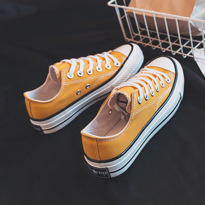 Laisvalaikiai moteriški sportbačiai lygiais padais – du modeliai