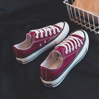 Laisvalaikiai moteriški sportbačiai lygiais padais – du modeliai