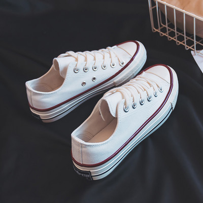 Laisvalaikiai moteriški sportbačiai lygiais padais – du modeliai