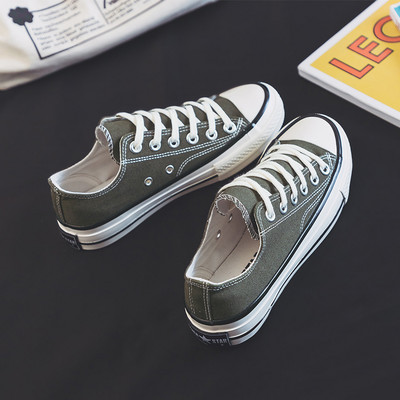 Laisvalaikiai moteriški sportbačiai lygiais padais – du modeliai