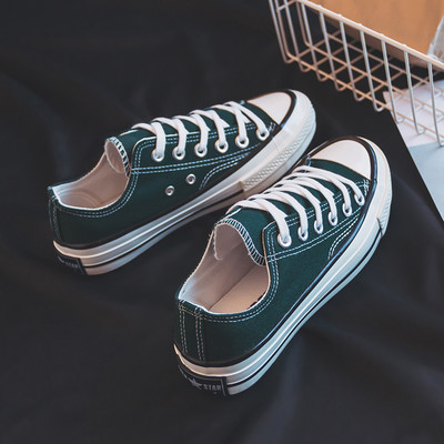 Laisvalaikiai moteriški sportbačiai lygiais padais – du modeliai