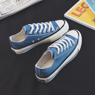 Laisvalaikiai moteriški sportbačiai lygiais padais – du modeliai