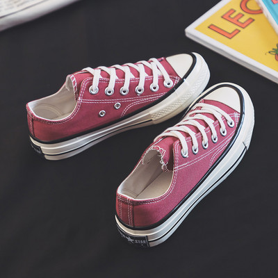 Laisvalaikiai moteriški sportbačiai lygiais padais – du modeliai