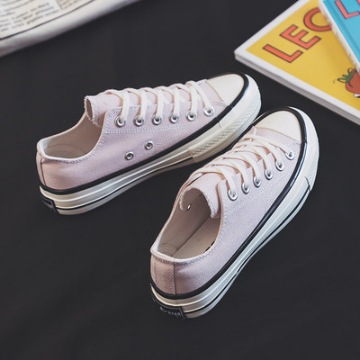 Laisvalaikiai moteriški sportbačiai lygiais padais – du modeliai