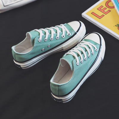 Laisvalaikiai moteriški sportbačiai lygiais padais – du modeliai