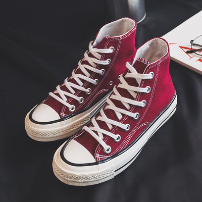 Laisvalaikiai moteriški sportbačiai lygiais padais – du modeliai