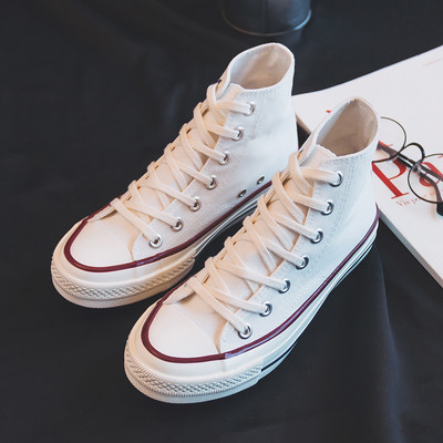 Laisvalaikiai moteriški sportbačiai lygiais padais – du modeliai