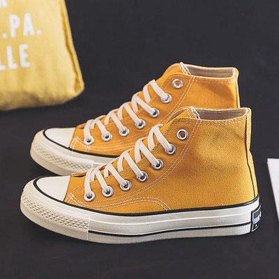 Laisvalaikiai moteriški sportbačiai lygiais padais – du modeliai