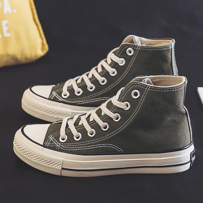 Laisvalaikiai moteriški sportbačiai lygiais padais – du modeliai