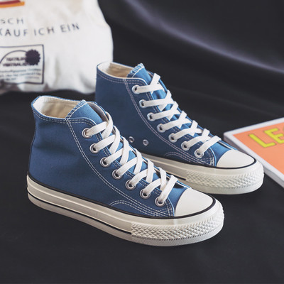 Laisvalaikiai moteriški sportbačiai lygiais padais – du modeliai