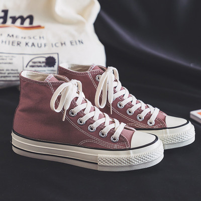 Laisvalaikiai moteriški sportbačiai lygiais padais – du modeliai