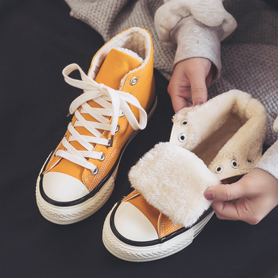 Laisvalaikiai moteriški sportbačiai lygiais padais – du modeliai