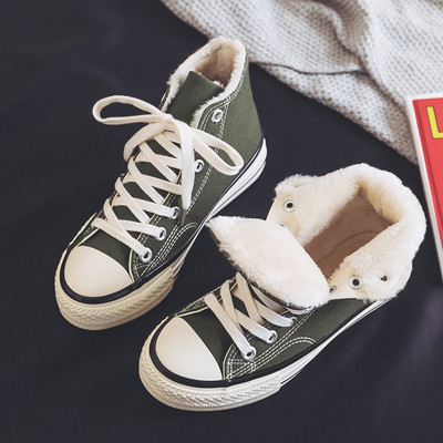 Laisvalaikiai moteriški sportbačiai lygiais padais – du modeliai