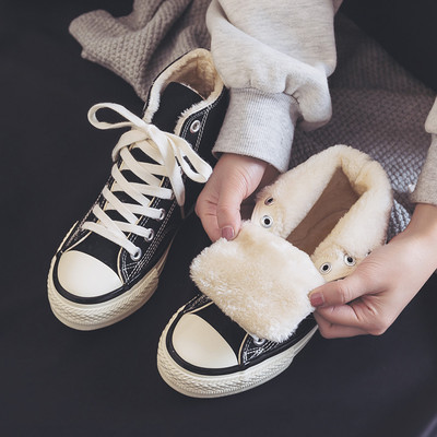 Laisvalaikiai moteriški sportbačiai lygiais padais – du modeliai