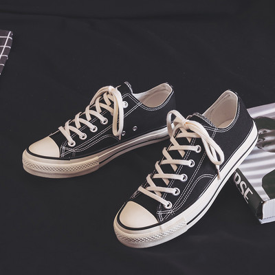 Laisvalaikiai moteriški sportbačiai lygiais padais – du modeliai