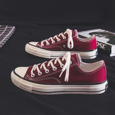 Laisvalaikiai moteriški sportbačiai lygiais padais – du modeliai