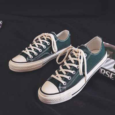 Laisvalaikiai moteriški sportbačiai lygiais padais – du modeliai