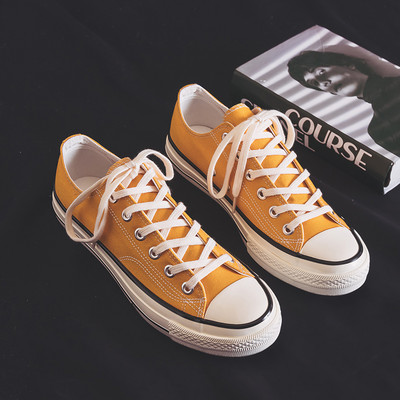 Laisvalaikiai moteriški sportbačiai lygiais padais – du modeliai