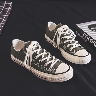 Laisvalaikiai moteriški sportbačiai lygiais padais – du modeliai