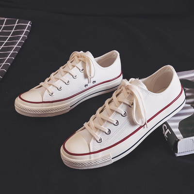 Laisvalaikiai moteriški sportbačiai lygiais padais – du modeliai