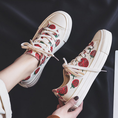 Laisvalaikiai moteriški sportbačiai lygiais padais – du modeliai