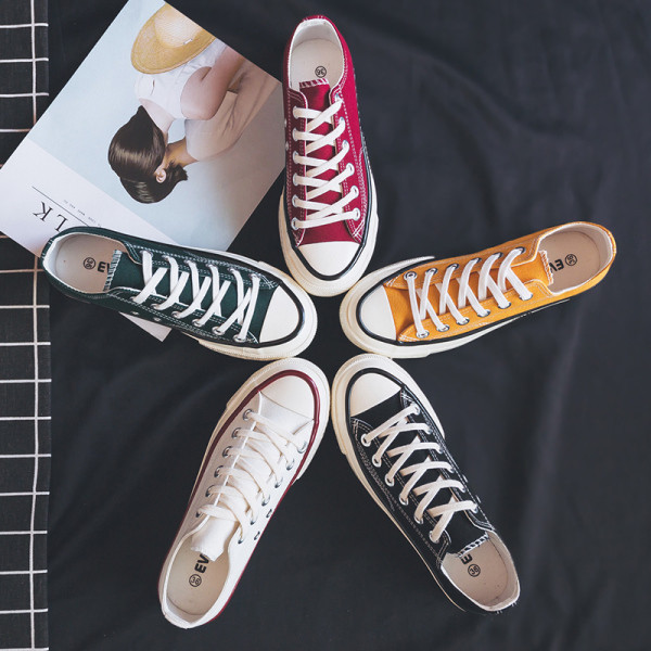 Laisvalaikiai moteriški sportbačiai lygiais padais – du modeliai