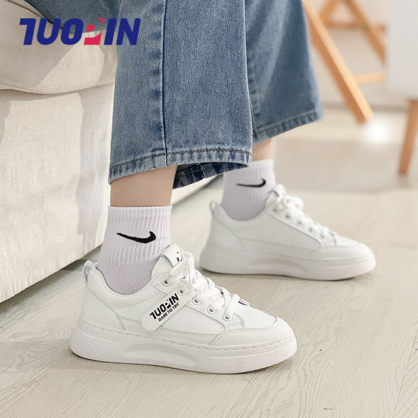 Moteriški odiniai sportbačiai su užrašais ir plokščiu padu