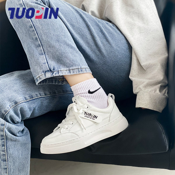 Moteriški odiniai sportbačiai su užrašais ir plokščiu padu