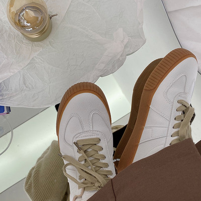 Ženske tenisice bijele boje i vezicama s ravnim đonom