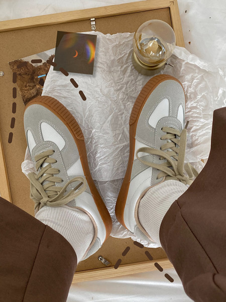 Ženske tenisice bijele boje i vezicama s ravnim đonom