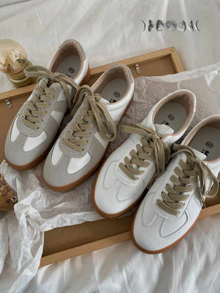 Ženske tenisice bijele boje i vezicama s ravnim đonom