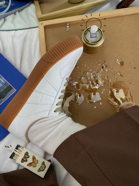 Ženske tenisice bijele boje i vezicama s ravnim đonom