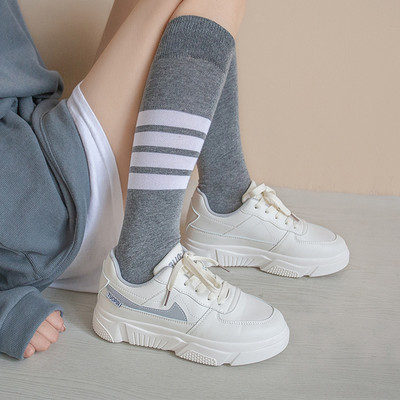 Baltos spalvos moteriški sportbačiai aukštais padais